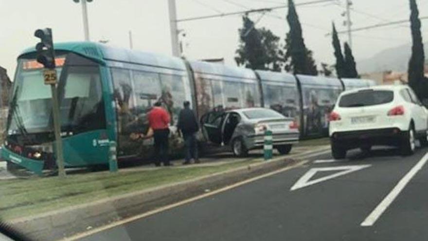 Un coche impacta contra el tranvía en Santa Cruz