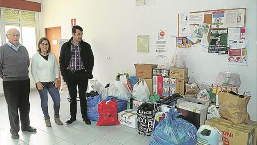 entrega de donaciones a cáritas