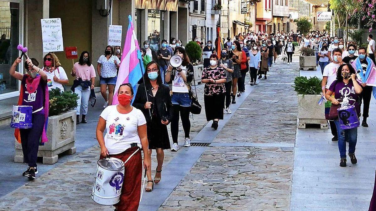 La manifestación por Cambados reunió a más de 200 personas.