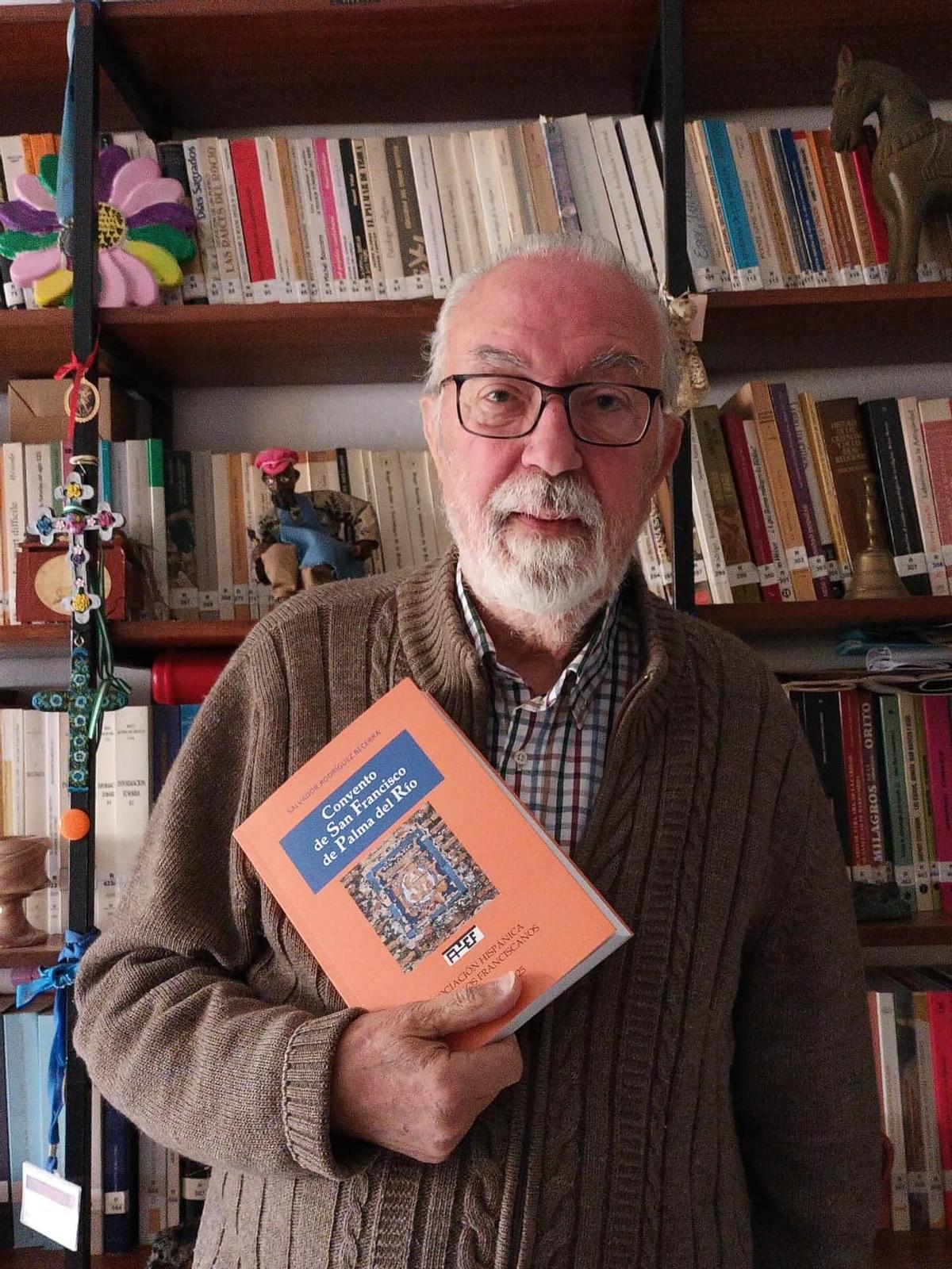 Salvador Rodríguez Becerra posa con el libro sobre el convento de San Francisco de Palma del Río.