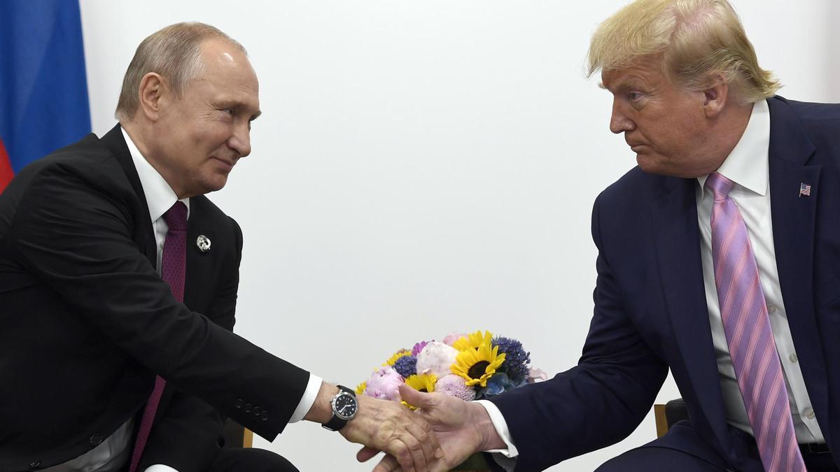Vladímir Putin y Donald Trump, durante una reunión en la cumbre del G20 de Osaka, en 2019.