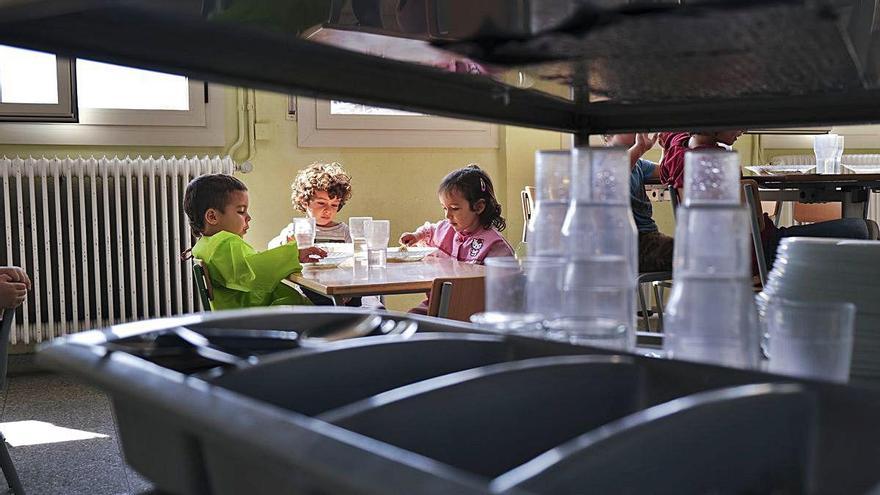 Un grup d&#039;alumnes dinant al menjador de l&#039;institut escola Barnola