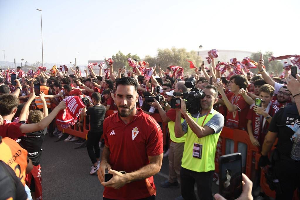 Recibimiento de la afición al Real Murcia antes del partido ante el Nástic