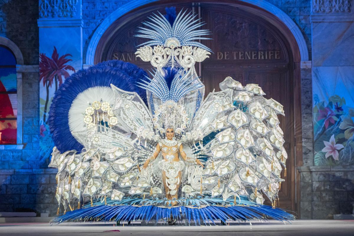 11. Melissa Mayor Peña, ataviada con 'Etérea', del creador Ruymán Pérez Jorge, que llega en representación de la firma Hidráulica Tinerfeña