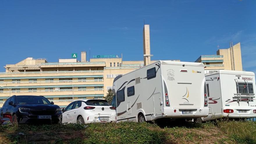 IU pide soluciones para los 30 sanitarios del Hospital Costa del Sol forzados a vivir en sus vehículos en Marbella