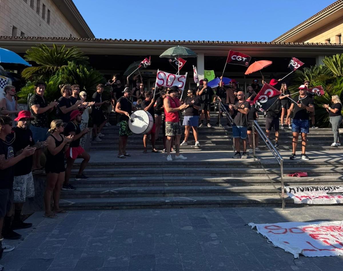 FOTOS | La protesta de los socorristas en Calvià, en imágenes