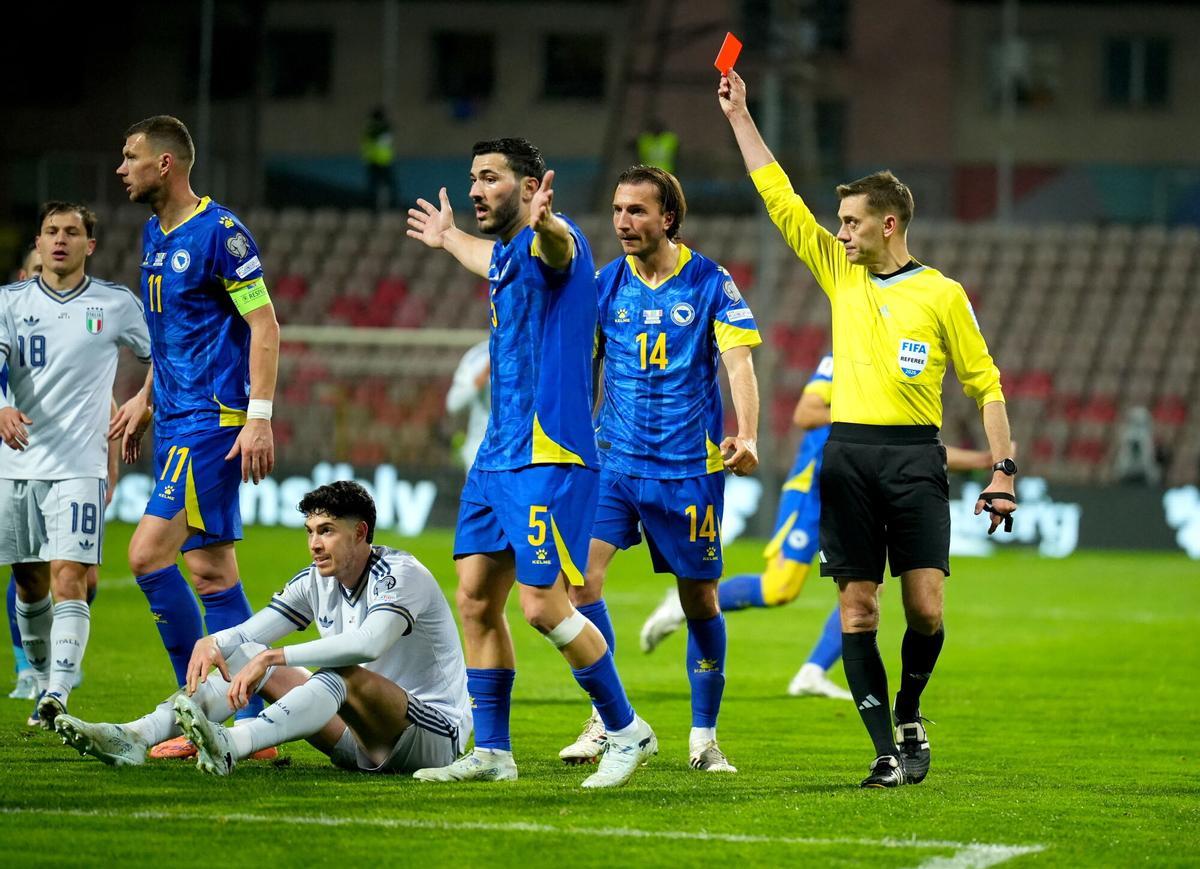 Alessandro Bastoni, expulsado ante Bosnia.