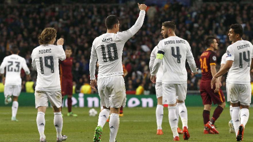 James Rodríguez, con el pulgar en alto, celebra el 2-0 al Roma.