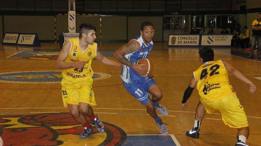 Gabe Rogers durante un partido contra el Xuven Cambados disputado el año pasado. // Santos Álvarez