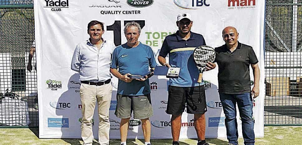 Campeones tercera masculina Salva Arcas y Lucho Balcedo tras jugar un gran partido en la final masculina ante Juan Rosselló y Jaime Ramis reciben el premio por parte de Xavier Roca y Luis Arroyo.