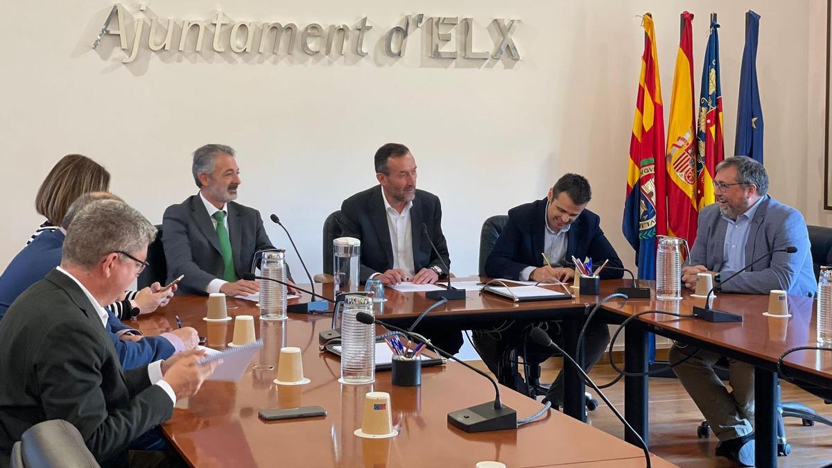 Un momento de la reunión en la Sala del Consell de Elche entre el alcalde y las empresas turísticas