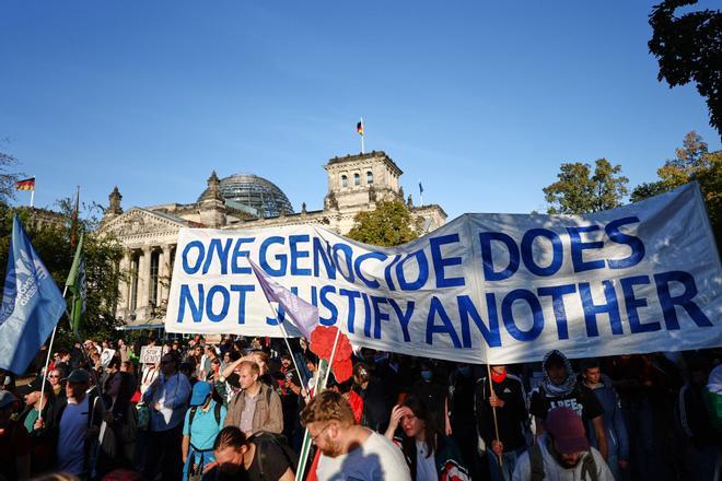 People protest against Israel in front of the German parliament Reichstag during a mass demonstration called All Eyes on Gaza in support of Palestinians in Berlin, Germany, Saturday, Sept. 27, 2025. (AP Photo/Christoph Soeder)