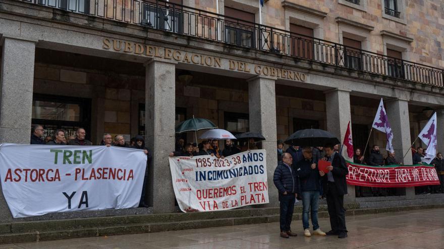 Los manifestantes, resguardados de la lluvia en los soportales de la Subdelegación del Gobierno, en la plaza de la Constitución. | José Luis Fernández