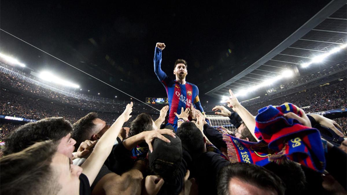 Leo Messi celebra con los aficionados del Barça la remontada ante el PSG en la Champions 2016/17