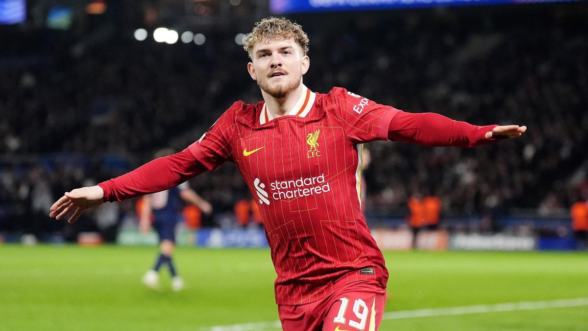 Harvey Elliott celebrata el gol que derrotó al PSG en París.
