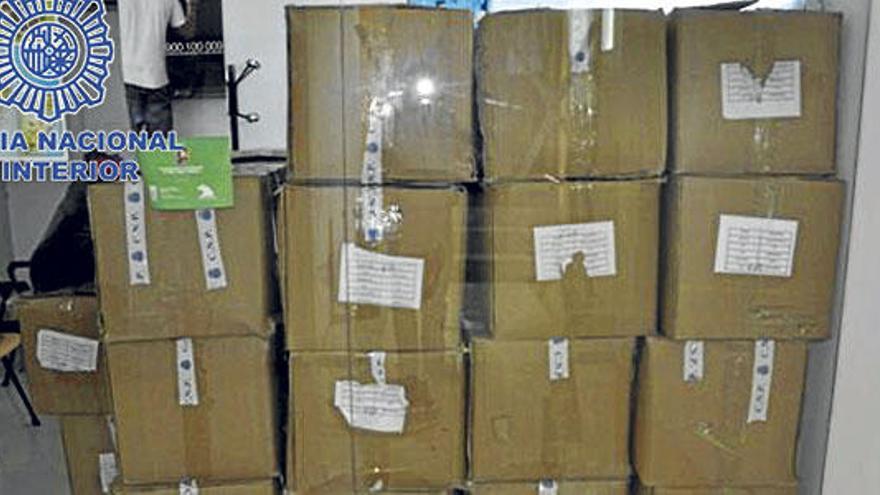 Cajas con las falsificaciones intervenidas por la Policía Nacional en un almacén de Manacor.