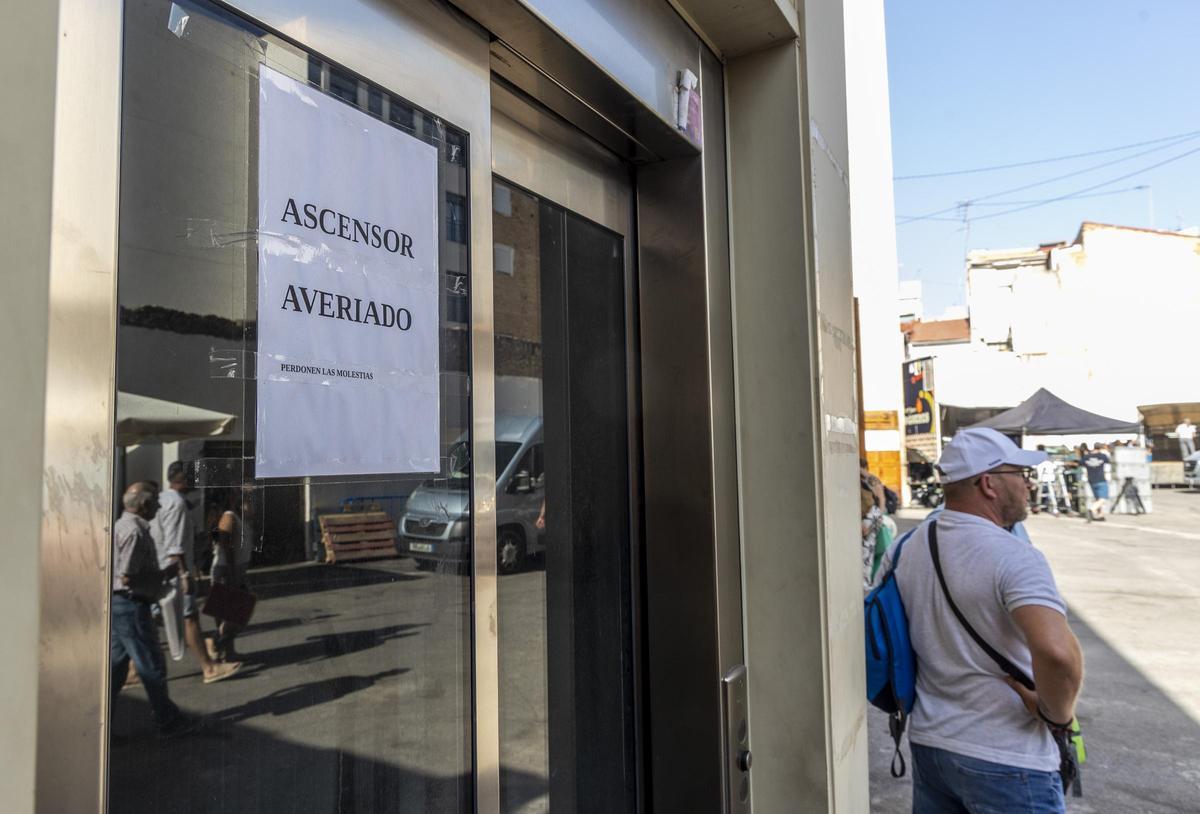 Cartel que anuncia la avería del ascensor de la Plaza de Toro de Alicante.