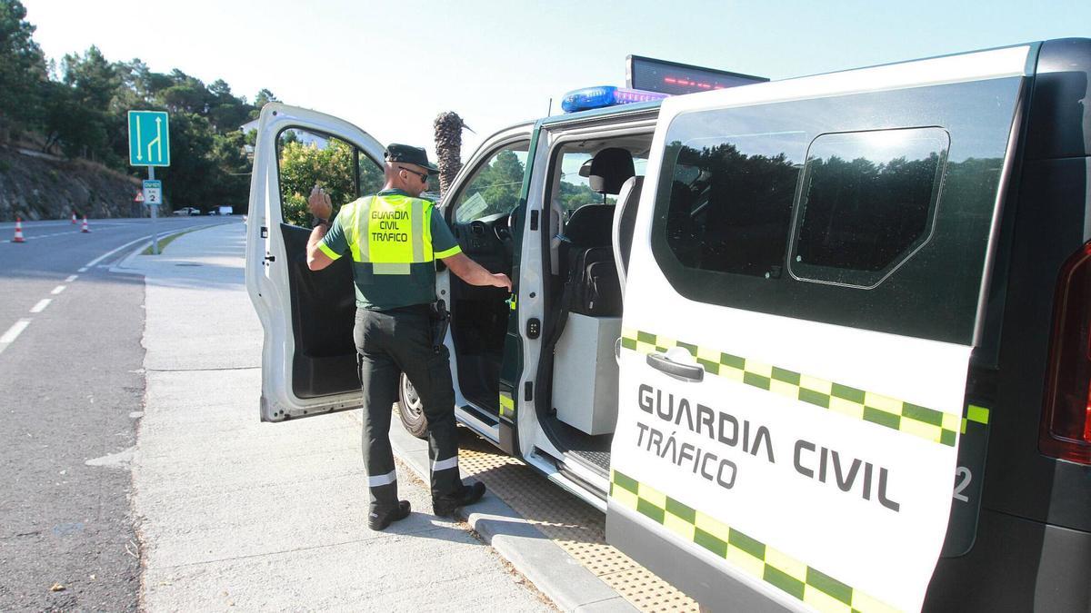 Un guardia civil de Tráfico, durante una intervención.