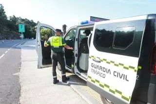 El incendio de su camión en Verín tras una avería lo delata por conducir sin carné incumpliendo dos órdenes a la vez: no tenía puntos y una sentencia le prohibía circular
