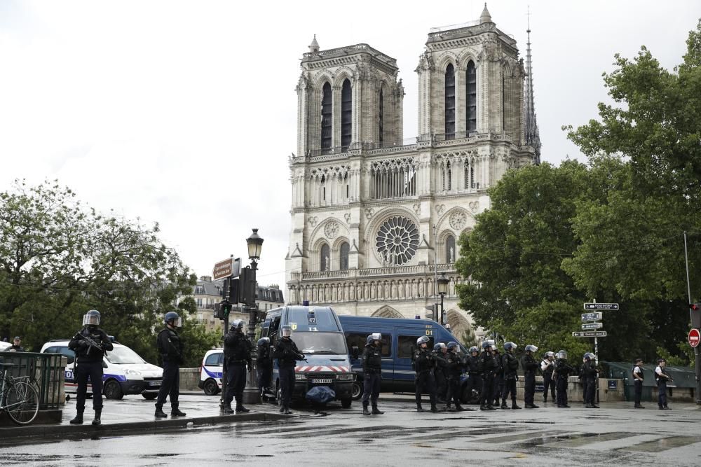 Ataque a un policía en Notre Dame