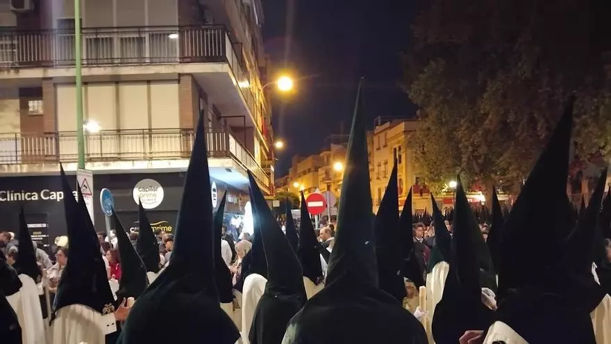 Vídeo | Nazarenos de la Macarena en filas de cuatro
