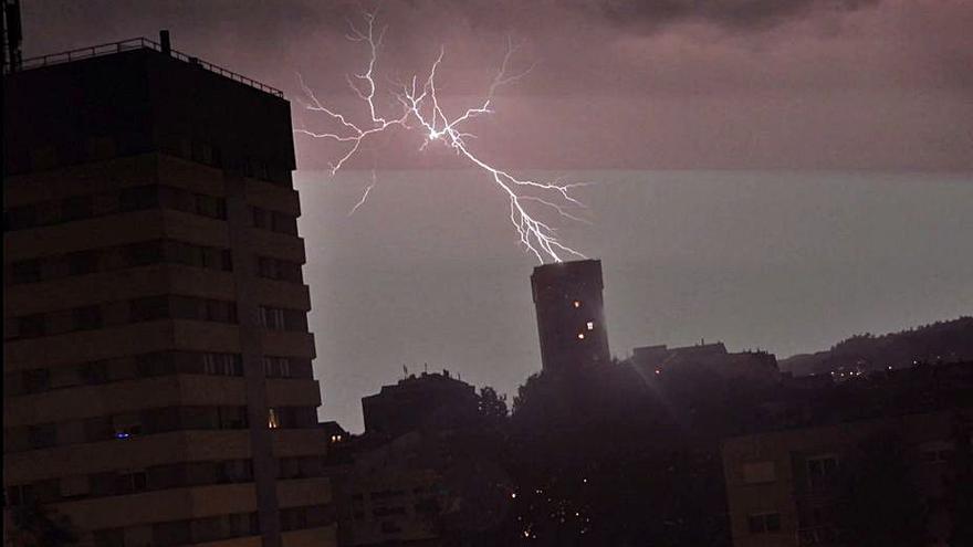 Fuerte tormenta eléctrica, al lado de la Torre de Ourense. |   // F.CASANOVA