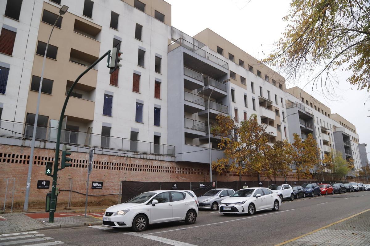 A.J.González Córdoba En el entorno del Reina Sofía hay un edificio que construía antes de la crisis la empresa Dorica. Se quedó a medio hacer y lleva muchos años abandonado. Ahora hay una empresa que se ha quedado con el proyecto y está comercializando las viviendas. Century 21. La promoción se llama Cruz Conde Living