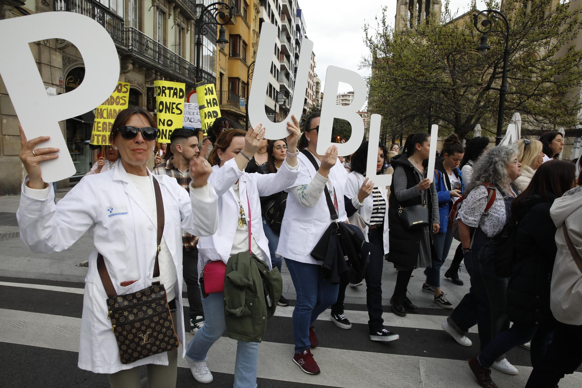 En imágenes: Los sanitarios se manifiestan en Gijón al grito de "no queremos más dinero, queremos mejores condiciones laborales"