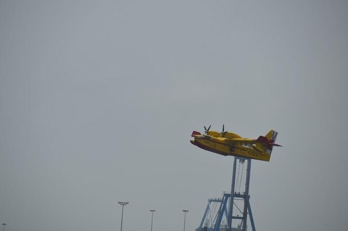 Los hidroaviones cargan agua en el Puerto de Las Palmas - Incendio Gran Canaria 2019