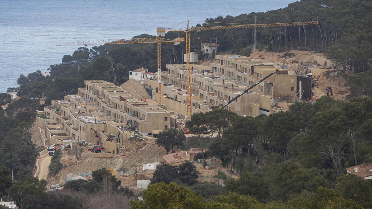 Promoción de viviendas en Sa Riera (Begur, Baix Empordà), donde se ha levantado una urbanización que es ejemplo de lo que se quiere evitar con este plan urbanístico