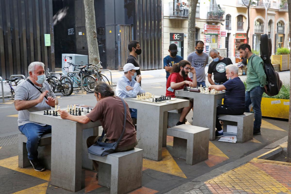 Jugadores de ajedrez, en la supermanzana de Sant Antoni