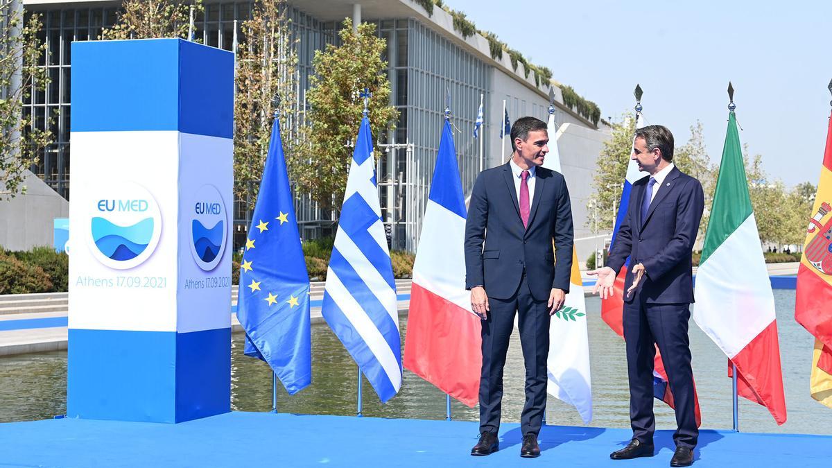 El presidente del Gobierno, Pedro Sánchez, junto al primer ministro griego, Kyriakos Mitsotakis, en la cumbre de Atenas.