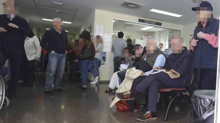 Imagen de la sala de espera del Hospital de Día del Hospital General de Alicante, llena de pacientes y familiares.