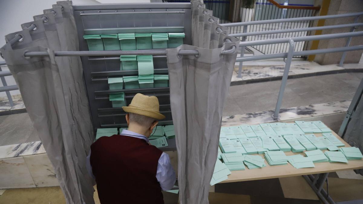 Cabina electoral y papeletas en las elecciones andaluzas del 17M.