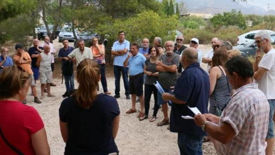 Vecinos de La Palaya, en imagen de archivo, en una reunión por las alegaciones .