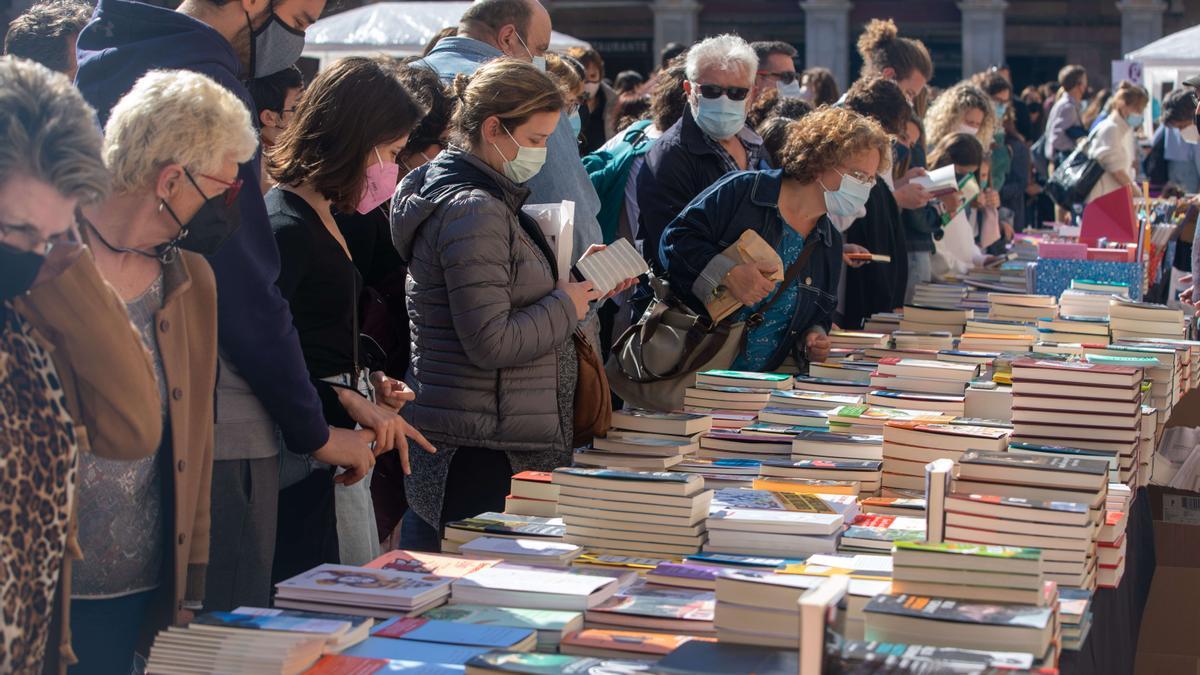 Sant Jordi arranca en Palma animado y con buen ritmo de ventas