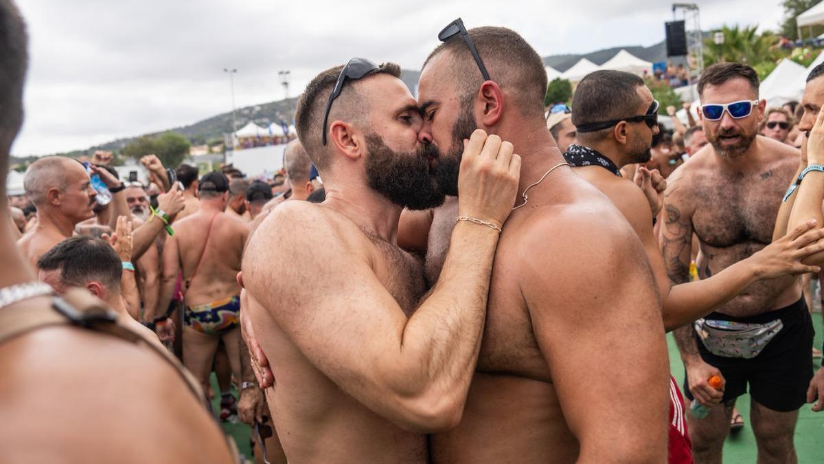 Más de 12.000 gais de 80 países se reivindican en el festival Circuit de Barcelona.