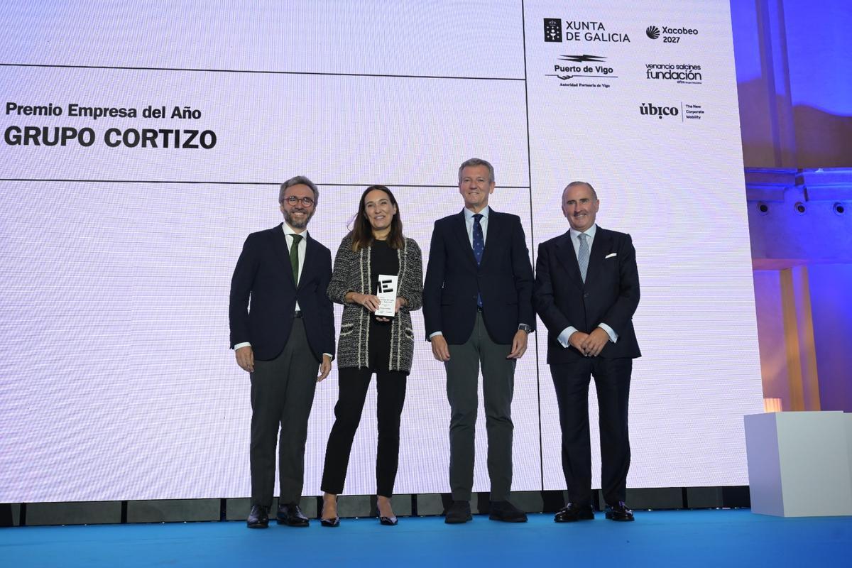 La directora general de Cortizo, Raquel Cortizo, con el premio Empresa del Año a este grupo empresarial, acompañada de Aitor Moll, Alfonso Rueda y Pablo Junceda.