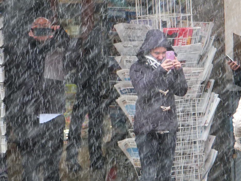 Im Laufe des Dienstagvormittags (17.1.) bedeckten die Flocken zunächst die höher gelegenen Bergpässe auf Mallorca, später auch die tiefer liegenden Gebiete der Insel. Gegen Mittag waren die ersten Strände im Inselnorden weiß bedeckt.