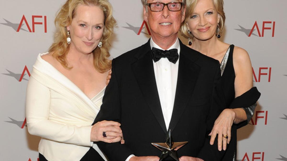 Mike Nichols posa con el premio a toda su carrera junto a su esposa, Diane Sawyer (derecha), y la actriz Meryl Streep, en junio del 2010.