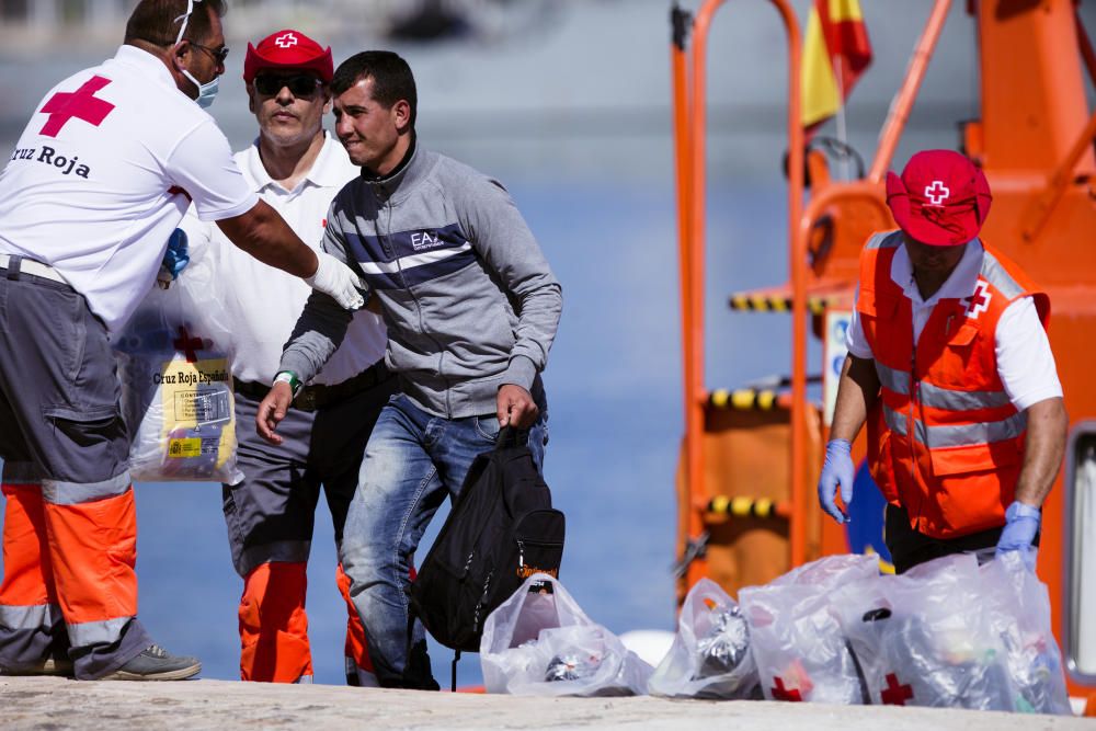 LLEGA AL PUERTO DE MÁLAGA UNA PATERA CON 26 ...