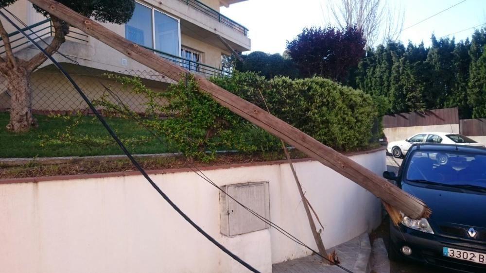 Un camió xoca amb un pal telefònic i en trenca 8 més