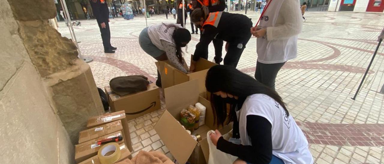 Carpa para recoger ayuda para Ucrania en la Plaça de Baix de Elche.