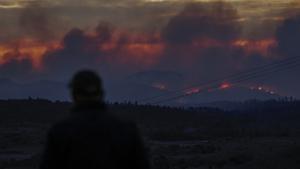 Vista general del incendio forestal declarado ayer en el término municipal de Villanueva de Viver , en la zona limítrofe de las provincias de Castellón y Teruel.