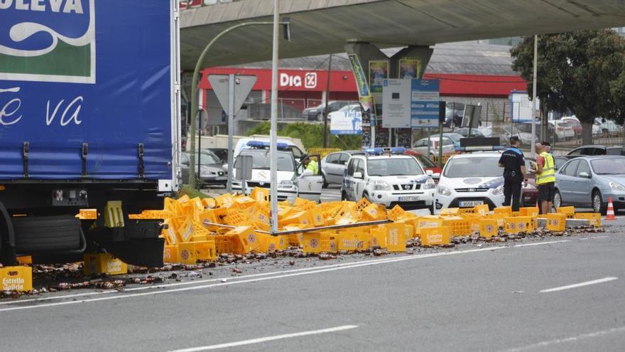 Un camión de Estrella Galicia pierde su carga en A Coruña