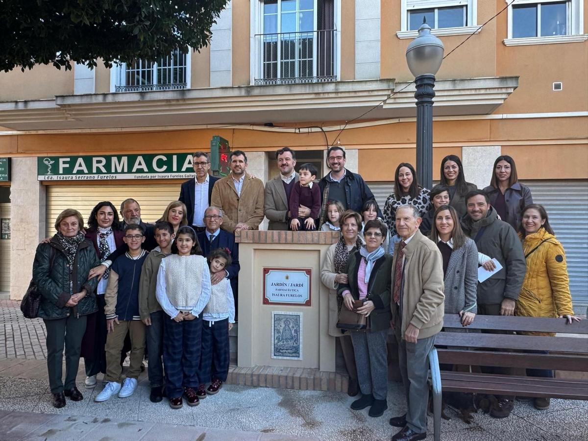Autoridades de Elche y familiares de Furelos, con la farmacia al fondo.