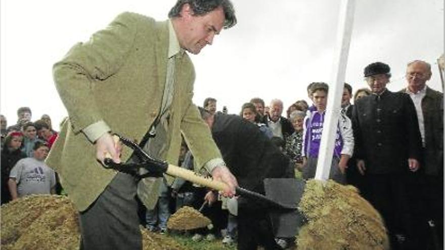 Artur Mas en l&#039;acte de la primera pedra de la Ciutat Esportiva amb l&#039;arquitecte Arata Isozaki com a espectador.