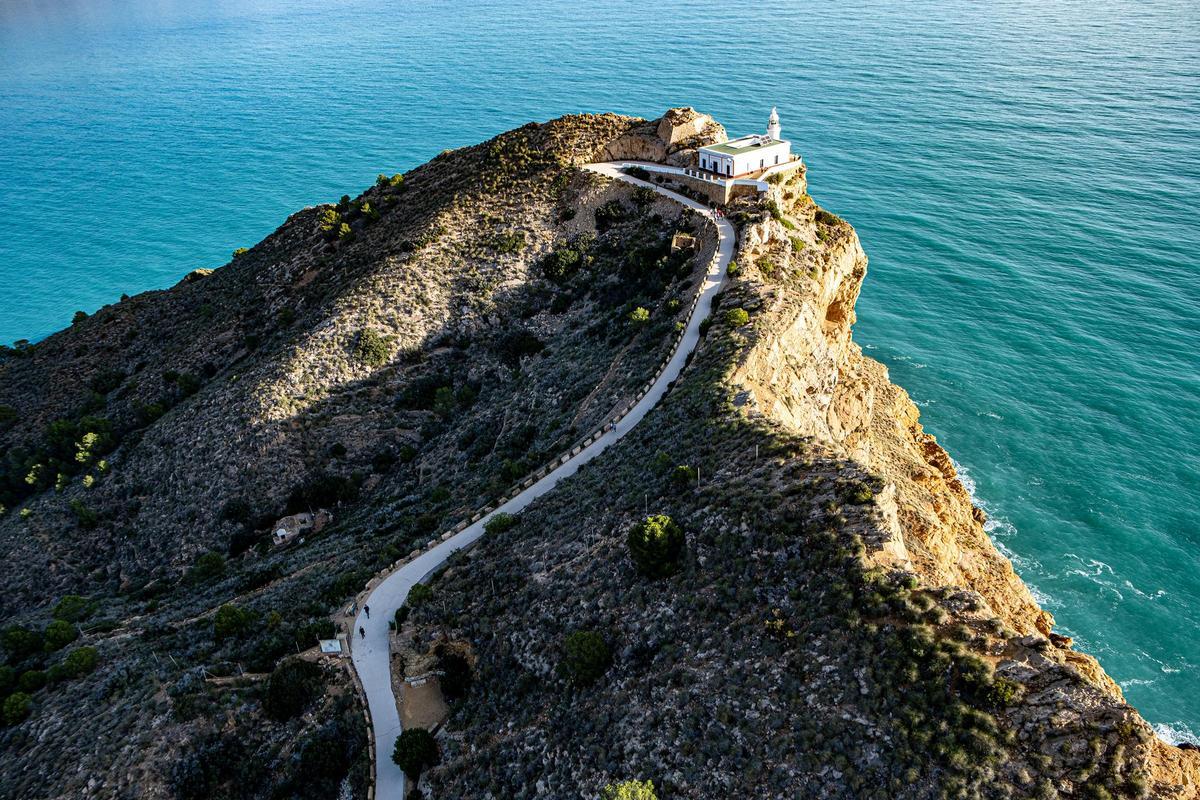 Mar y montaña en una tranquila ruta hasta el faro.