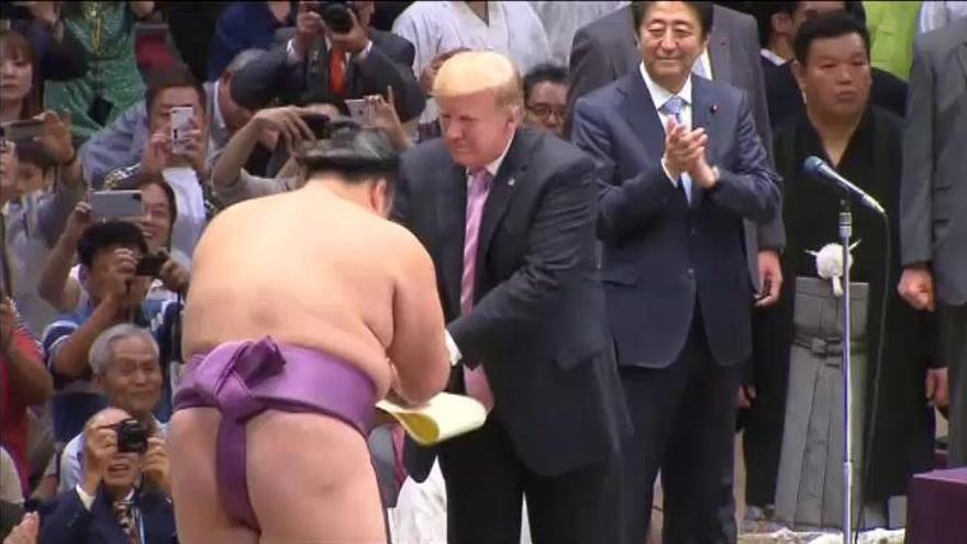 Trump, espectador de honor en el primer torneo se sumo de la Nueva era Imperial en Japón