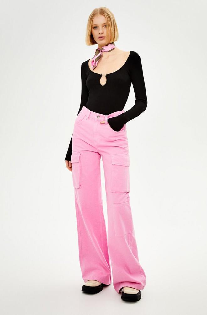 Modelo de Bershka con pantalones rosas
